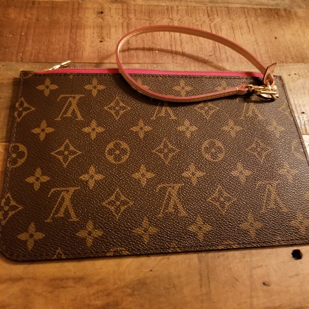 BRAND NEW Louis Vuitton wristlet